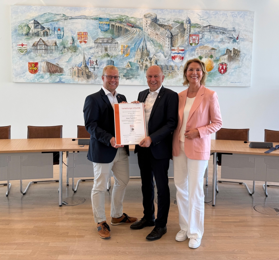 Benjamin Behrens (Obmann der Gütegemeinschaft Mittelstandorientierte Kommunalverwaltung e.V.) überreicht die Auszeichnung an Landrat Christoph Rüther und Edith Rehmann-Decker, Leiterin des Amtes für Wirtschaft & Tourismus (v.l.). © Kreis Paderborn